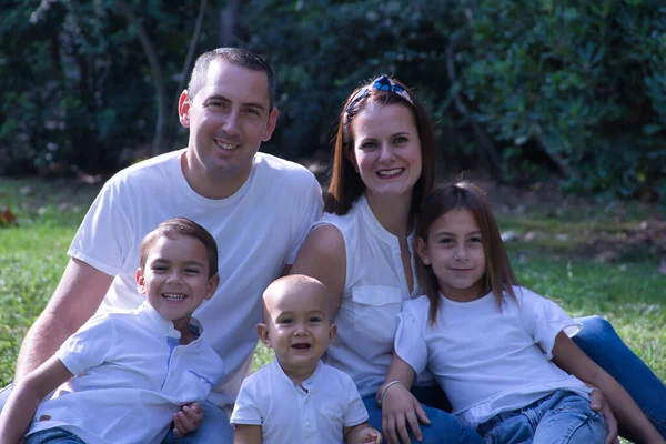 Portret Van Een Grote Familie Van Vijf Leden Vader Moeder — Stockfoto