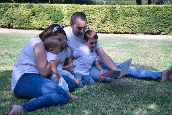 Glückliche Große Fünfköpfige Familie Sitzt Auf Dem Rasen Einem Park — Stockfoto