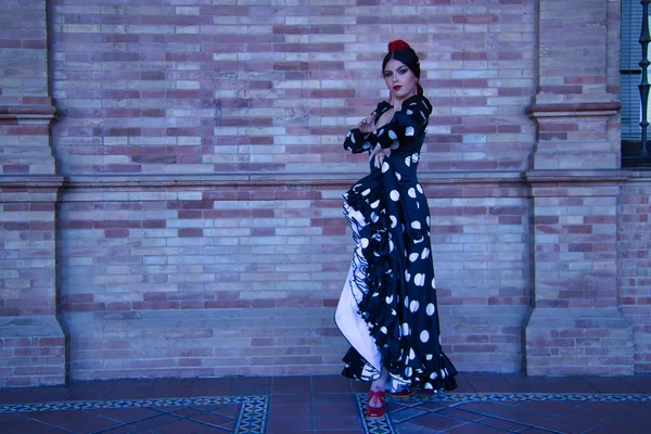 Jonge Vrouwelijke Flamenco Artiest Spaanse Brunette Met Typisch Flamenco Danspak — Stockfoto