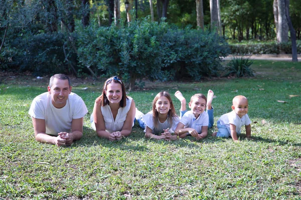 Grande Famille Cinq Membres Couchés Dans Parc Parents Trois Enfants — Photo