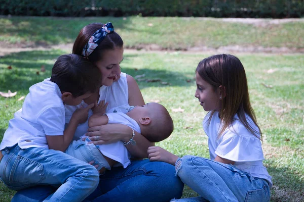 Mère Avec Bébé Endormi Dans Ses Bras Ses Deux Enfants — Photo