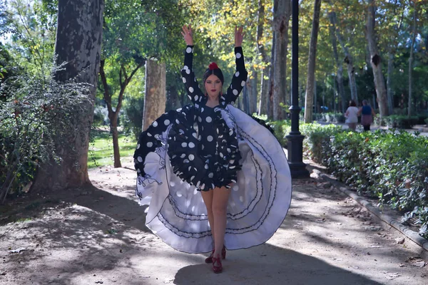 Joven Artista Flamenca Morena Hispana Con Típico Traje Baile Flamenco — Foto de Stock