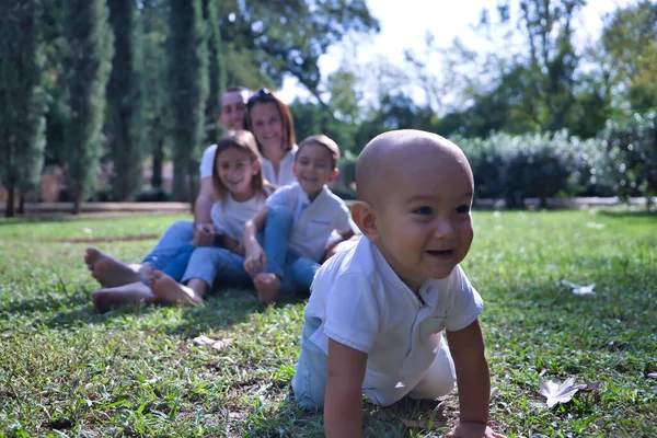 Glückliche Große Fünfköpfige Familie Sitzt Auf Dem Rasen Eines Parks — Stockfoto