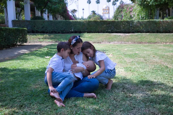 Moeder Met Slapende Baby Haar Armen Haar Twee Kinderen Die — Stockfoto