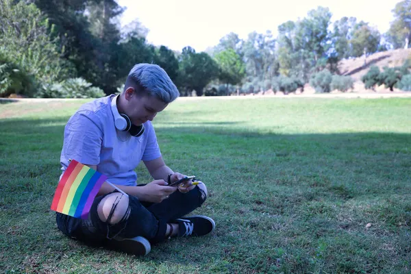 Nicht Binäre Person Die Auf Dem Rasen Sitzt Die Gay — Stockfoto