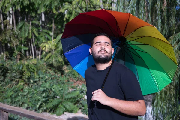 Gay Opíral Dřevěné Zábradlí Otevřeným Duhovým Deštníkem Přes Rameno Zavřenýma — Stock fotografie