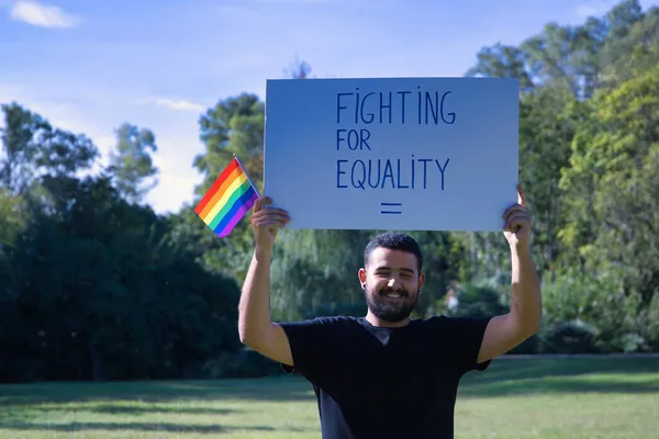프라이드 깃발을 텍스트로 서명한게 평등을 싸우고 있습니다 콘셉트 Lgbtq 레즈비언 — 스톡 사진