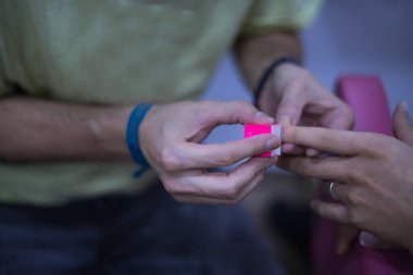 Güzellik salonunda manikür yaparken tırnak törpülemenin ayrıntıları. Manikür, tırnaklar, güzellik. Seçici odak.