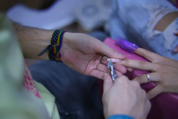 Détail Coupe Des Ongles Avec Une Pince Lors Traitement Manucure — Photo