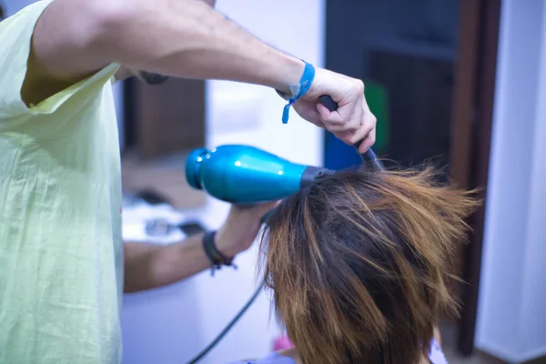 Τρανσέξουαλ Γυναίκα Φυσάει Ξήρανση Μαλλιά Της Ένα Στεγνωτήρα Μαλλιών Κατά — Φωτογραφία Αρχείου