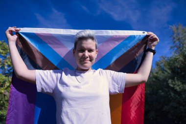İkili olmayan kişinin portresi, yeni lgbtq gurur bayrağını elleriyle kaldırıyor. İkili olmayan konsept, lgbtq +, dahil etme, gay, lezbiyen, lgbtq.