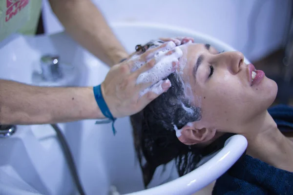 Mulher Transgênero Lavando Cabelo Para Tratamento Queratina Salão Cabeleireiro Conceito — Fotografia de Stock