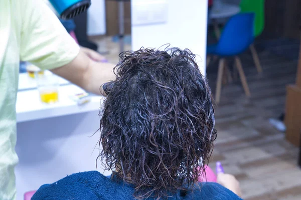 Τρανσέξουαλ Μαλλιά Γυναίκας Μετά Από Θεραπεία Κερατίνης Ένα Κομμωτήριο Τρανσέξουαλ — Φωτογραφία Αρχείου
