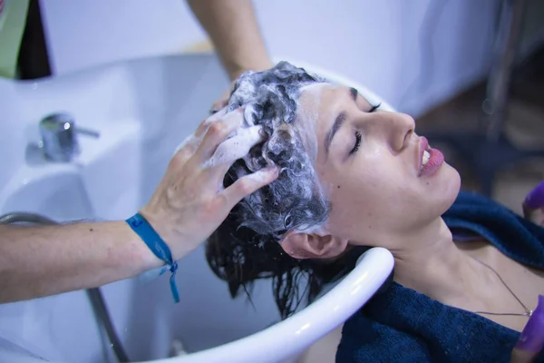 Mulher Transgênero Lavando Cabelo Para Tratamento Queratina Salão Cabeleireiro Conceito — Fotografia de Stock