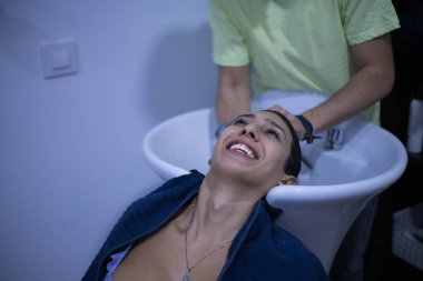 Bir kuaförde keratin tedavisi için saçını aydınlatan transseksüel kadın. Transseksüel konsepti, kuaför, güzellik.