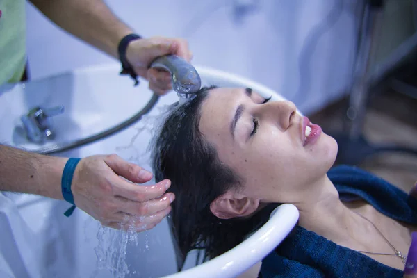Femme Transgenre Lavant Les Cheveux Pour Traitement Kératine Dans Salon — Photo