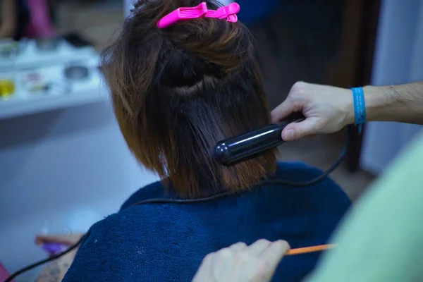 Mulher Transgênero Engomando Seu Cabelo Com Alisador Cabelo Durante Tratamento — Fotografia de Stock