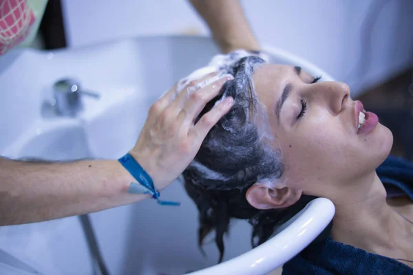 Mulher Transgênero Lavando Cabelo Para Tratamento Queratina Salão Cabeleireiro Conceito — Fotografia de Stock