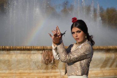 Genç flamenko kadın portresi, İspanyol ve esmer, tipik flamenko dans takımı, boğa güreşçisi ceketi ve kastanet çalan. Flamenko kavramı, dansçı, tipik İspanyol dansı..