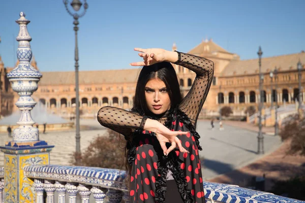 Muotokuva Nuori Kaunis Flamenco Nainen Latino Brunette Tyypillinen Tanssi Puku — kuvapankkivalokuva