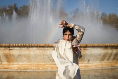 Genç flamenko kadın, İspanyol ve esmer, tipik flamenko dans takımı, boğa güreşi ceketi, dans ve kastanet oynayarak. Flamenko kavramı, dansçı, tipik İspanyol dansı..