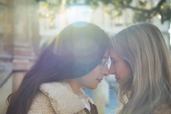 Real Pareja Mujeres Jóvenes Poniendo Sus Frentes Juntas Los Ojos —  Fotos de Stock