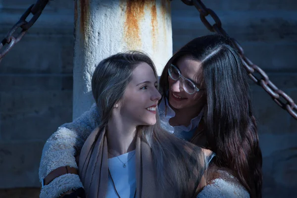 Gerçek Bir Çift Genç Kadın Birbirlerine Sevgi Dolu Bir Tavırla — Stok fotoğraf