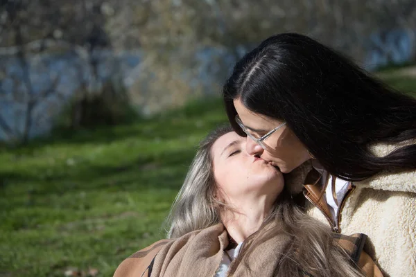 Portret Van Echte Jonge Vrouwen Zittend Het Gazon Van Een — Stockfoto