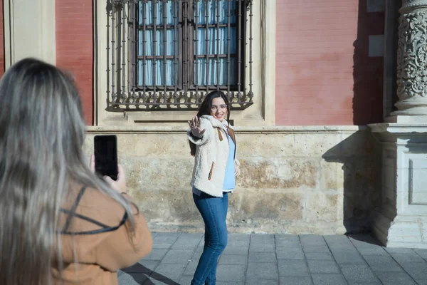 Gerçek Bir Çift Genç Kadın Cep Telefonuyla Videolar Kaydediyor Sorunları — Stok fotoğraf