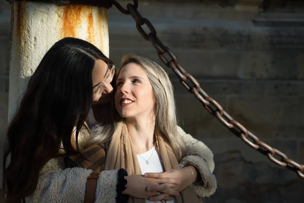 Echte Paar Jonge Vrouwen Knuffelen Kijken Elkaar Ogen Met Een — Stockfoto