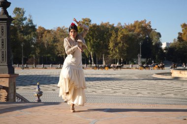 Genç flamenko kadın, İspanyol ve esmer, tipik flamenko dans takımı, boğa güreşi ceketi, dans eteğini kaldırıyor. Flamenko kavramı, dansçı, tipik İspanyol dansı..