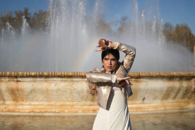 Genç flamenko kadın, İspanyol ve esmer, tipik flamenko dans takımı, boğa güreşi ceketi, dans ve kastanet oynayarak. Flamenko kavramı, dansçı, tipik İspanyol dansı..