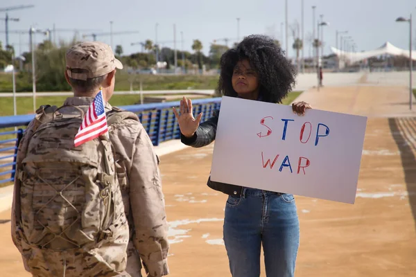 Afroameričanka Pozvednutou Rukou Válečnému Praporu Před Svým Partnerem Americkým Vojákem — Stock fotografie