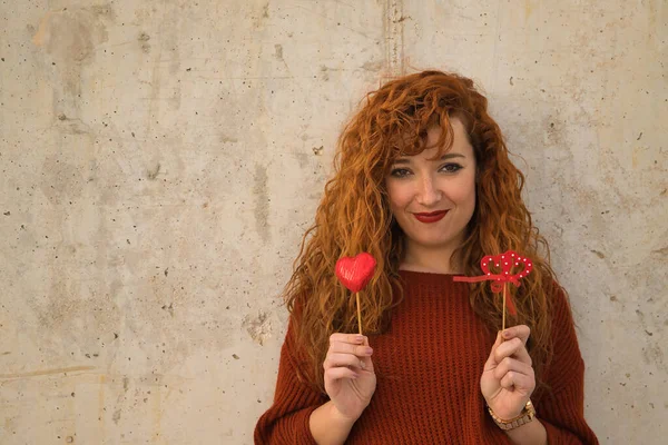Retrato Mujer Joven Pelo Rojo Pecas Con Suéter Rojo Corazones — Foto de Stock