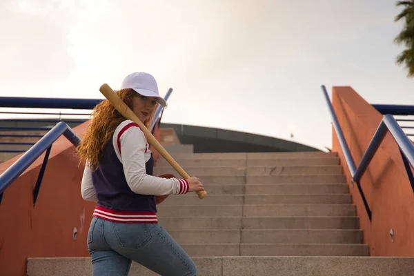 Mujer Joven Atractiva Pelirroja Con Pecas Con Una Gorra Blanca — Foto de Stock