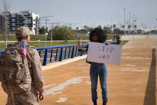 Afrikai Amerikai Felemelt Kézzel Nemmel Háborús Zászlóra Társa Előtt Egy — Stock Fotó