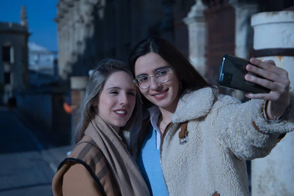 Prawdziwa Para Młodych Kobiet Przytulających Się Robiących Sobie Selfie Komórką — Zdjęcie stockowe
