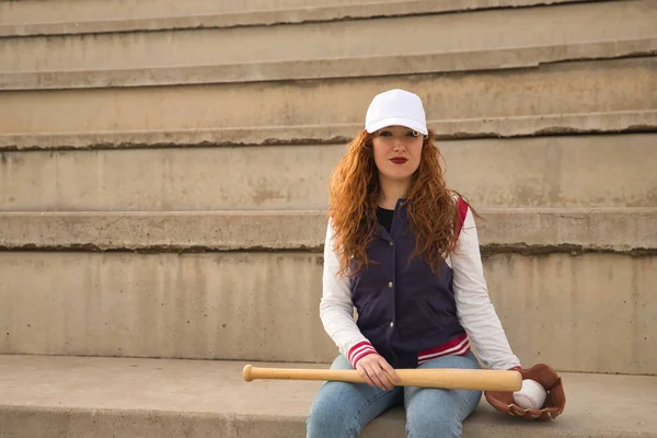 Mujer Joven Con Pelo Rojo Pecas Gorra Blanca Chaqueta Bate — Foto de Stock