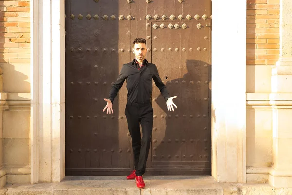 Retrato Joven Español Con Camisa Pantalones Negros Con Zapatos Baile — Foto de Stock