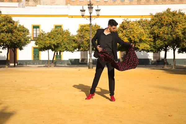 Fiatal Spanyol Férfi Fekete Ingben Dzsekiben Nadrágban Piros Tánccipőben Táncoló — Stock Fotó