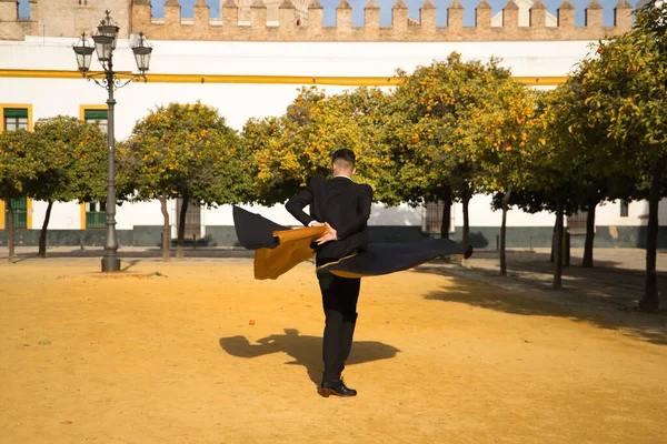 黒いシャツ ジャケット パンツの若いスペイン人男性は 踊りの靴で 通りに黒と金の帽子でフラメンコを踊ります スペインの代表的なコンセプト ダンス — ストック写真