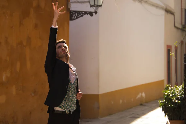 黒いジャケットとパンツ 白いシャツと緑のベストで若いスペイン人男性の肖像画は 通りでフラメンコを踊ります スペインの代表的なコンセプト ダンス — ストック写真