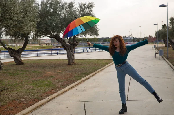 Mujer Joven Pelirroja Pecas Con Paraguas Arco Iris Bailando Felizmente — Foto de Stock