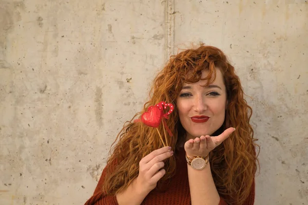 Retrato Mujer Joven Pelo Rojo Pecas Con Suéter Rojo Corazones — Foto de Stock