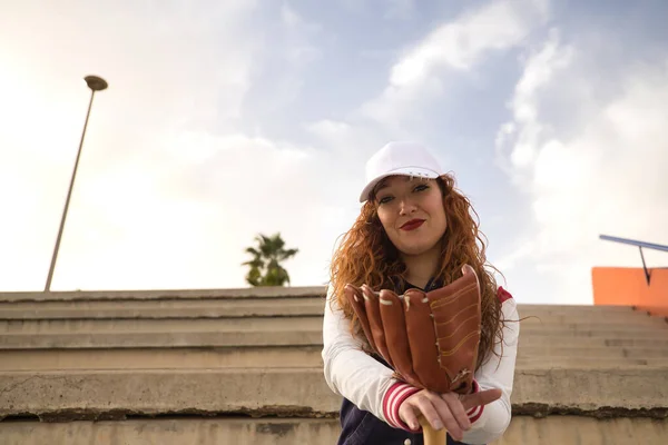 Retrato Una Joven Pelo Rojo Pecas Gorra Blanca Chaqueta Bate — Foto de Stock