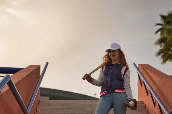 Mujer Joven Atractiva Pelirroja Con Pecas Con Gorra Blanca Chaqueta — Foto de Stock