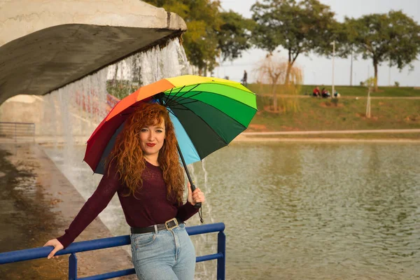 Mujer Joven Pelirroja Pecas Con Paraguas Arco Iris Bajo Una — Foto de Stock
