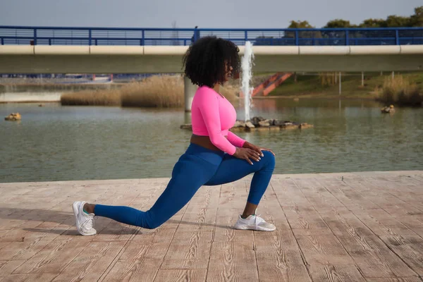 Афро Американка Афро Волосами Спортивной Одеждой Флуоресцентной Розовой Футболкой Леггинсами — стоковое фото