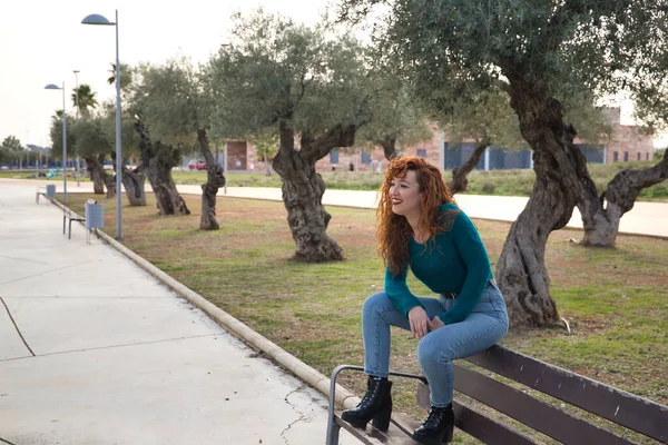 Mujer Joven Con Pelo Rojo Pecas Sentado Banco Madera Riendo — Foto de Stock