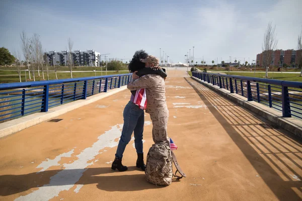 Amerikaanse Soldaat Die Net Gearriveerd Van Een Missie Omhelzend Zijn — Stockfoto